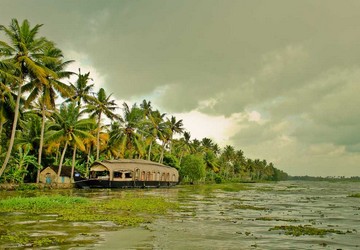 munnar-kumarakom-backwaters-tour