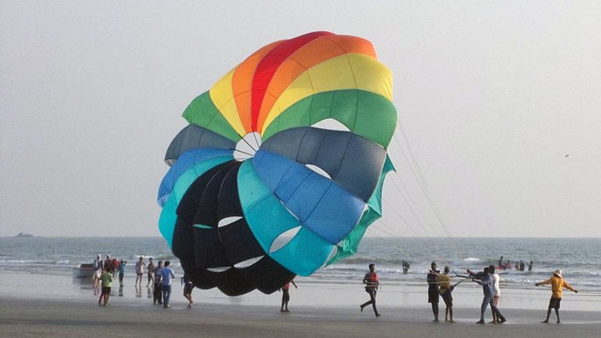 parasailing-in-muzhappilangad-beach